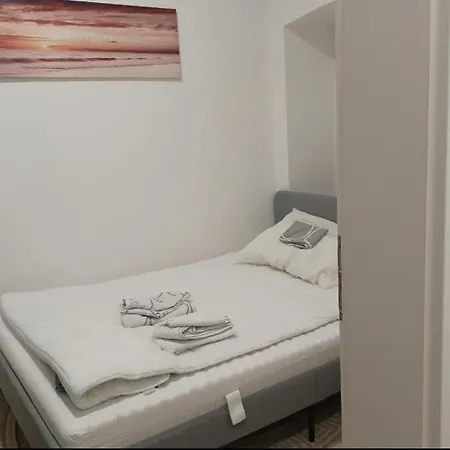 Gutbau Com, Whole Apartment 4U, Self-Check-In, Top-Location, Underground & Shops Under Window, 3-5Min Walking To Swimming & Footbal Stadion, Wake-Up In Sunshine Vienna Exterior photo