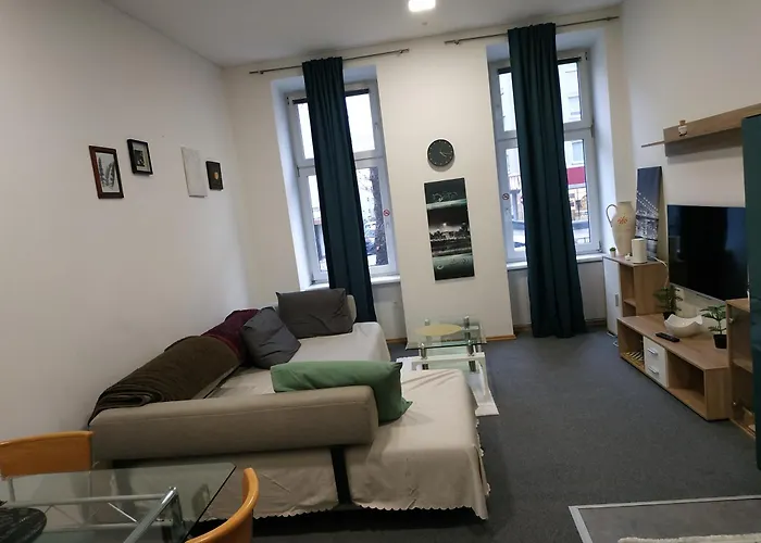 Gutbau Com, Whole Apartment 4U, Self-Check-In, Top-Location, Underground & Shops Under Window, 3-5Min Walking To Swimming & Footbal Stadion, Wake-Up In Sunshine