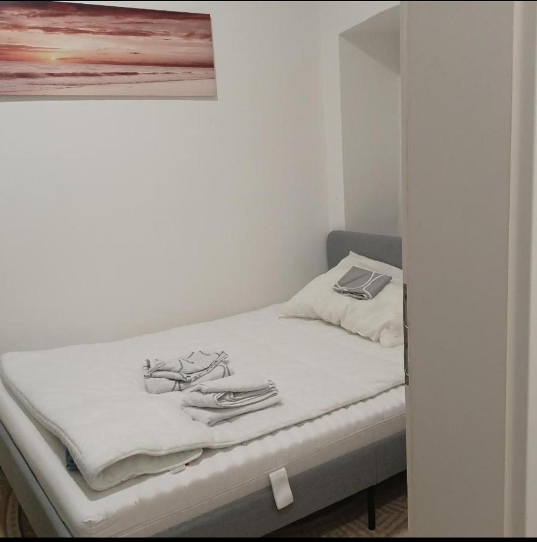 Apartment Gutbau Com, Whole 4u, Self-check-in, Top-location, Underground & Shops Under Window, 3-5min Walking To Swimming & Footbal Stadion, Wake-up In Sunshine