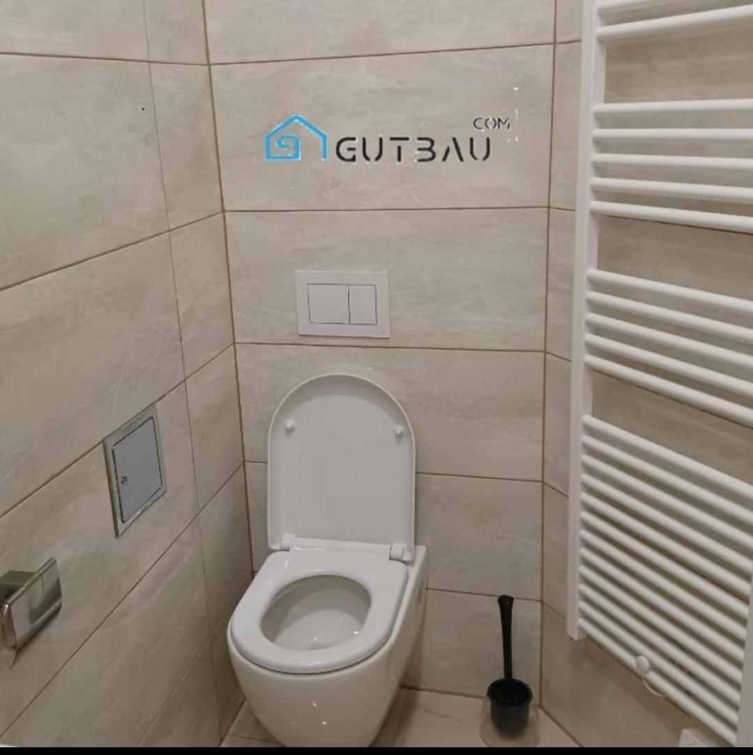 Gutbau Com, Whole 4u, Self-check-in, Top-location, Underground & Shops Under Window, 3-5min Walking To Swimming & Footbal Stadion, Wake-up In Sunshine Apartment Vienna
