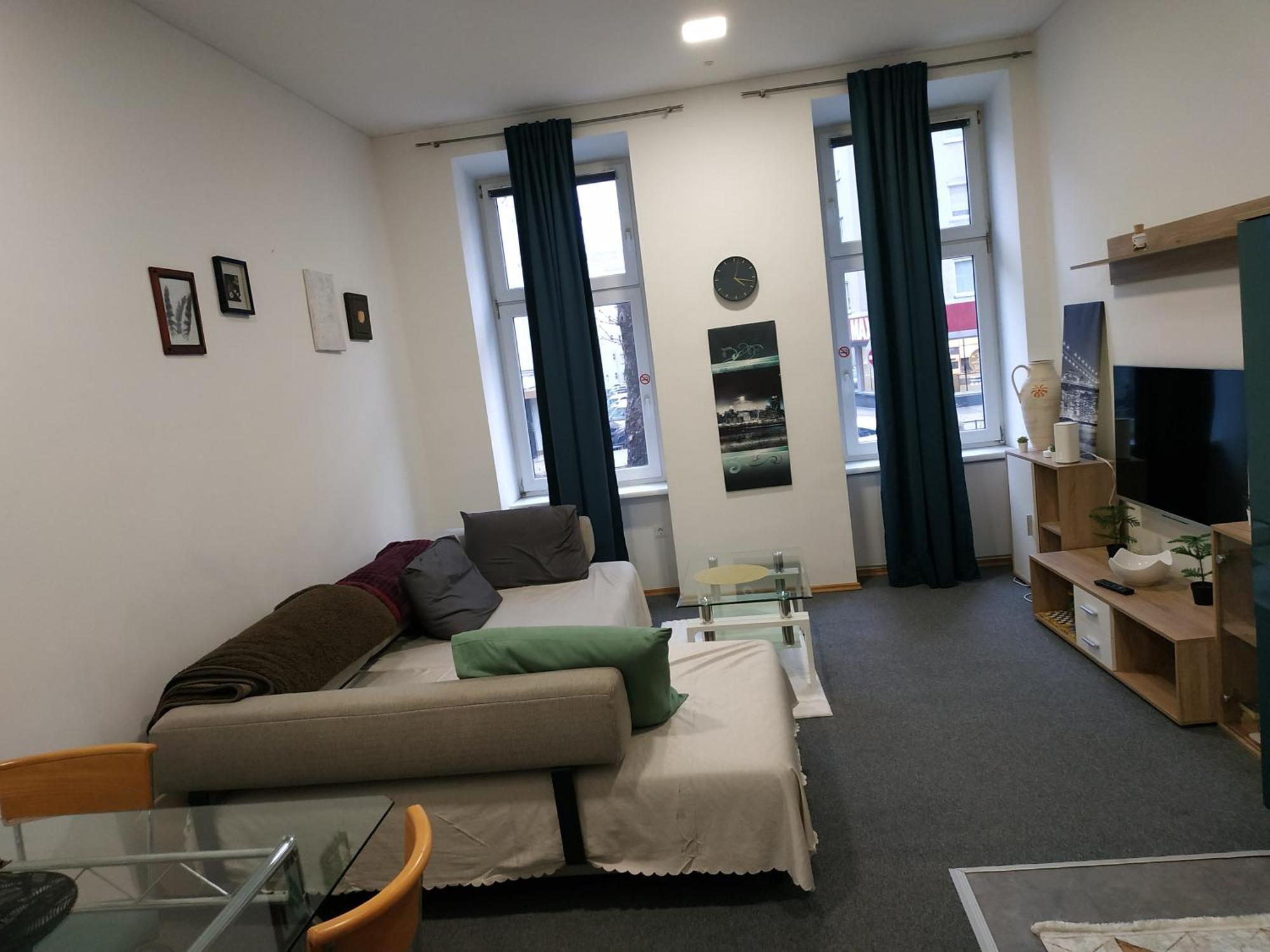 Gutbau Com, Whole 4u, Self-check-in, Top-location, Underground & Shops Under Window, 3-5min Walking To Swimming & Footbal Stadion, Wake-up In Sunshine *